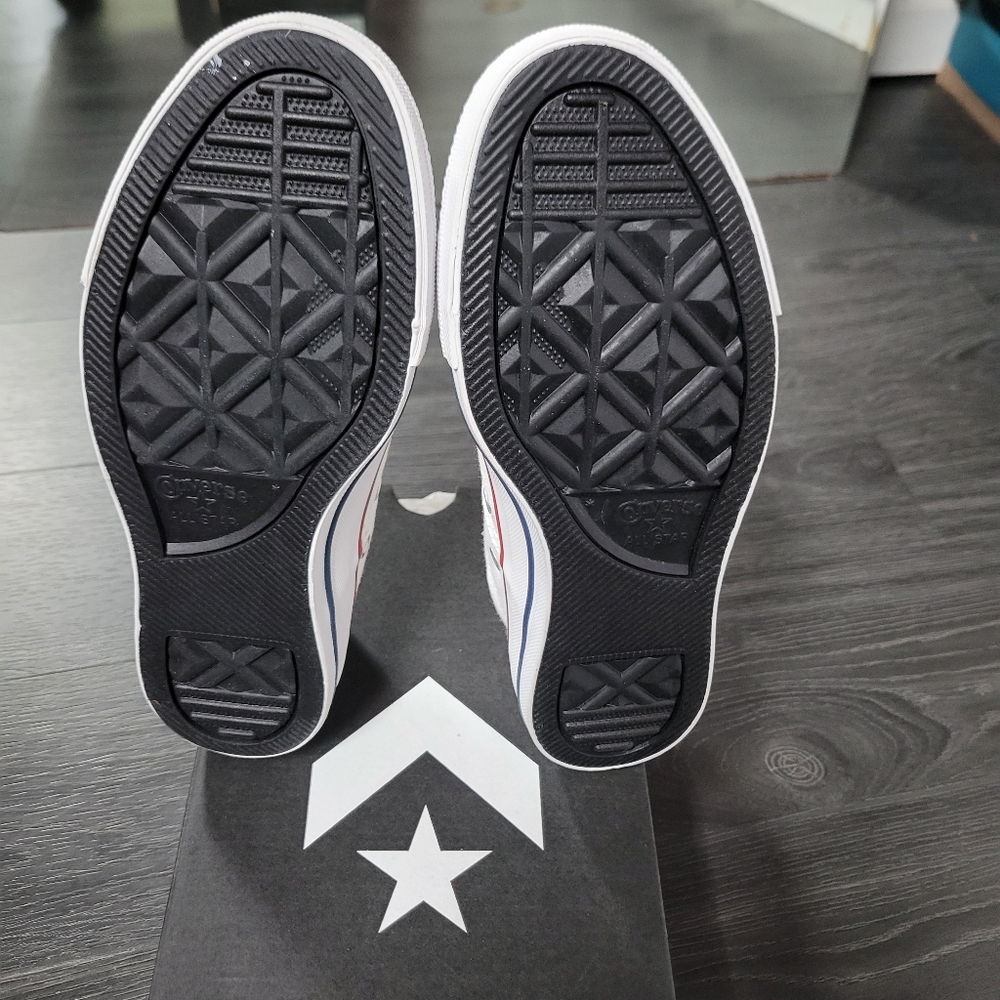 Women's Converse size 5.5- NEW - Picture 4 of 5